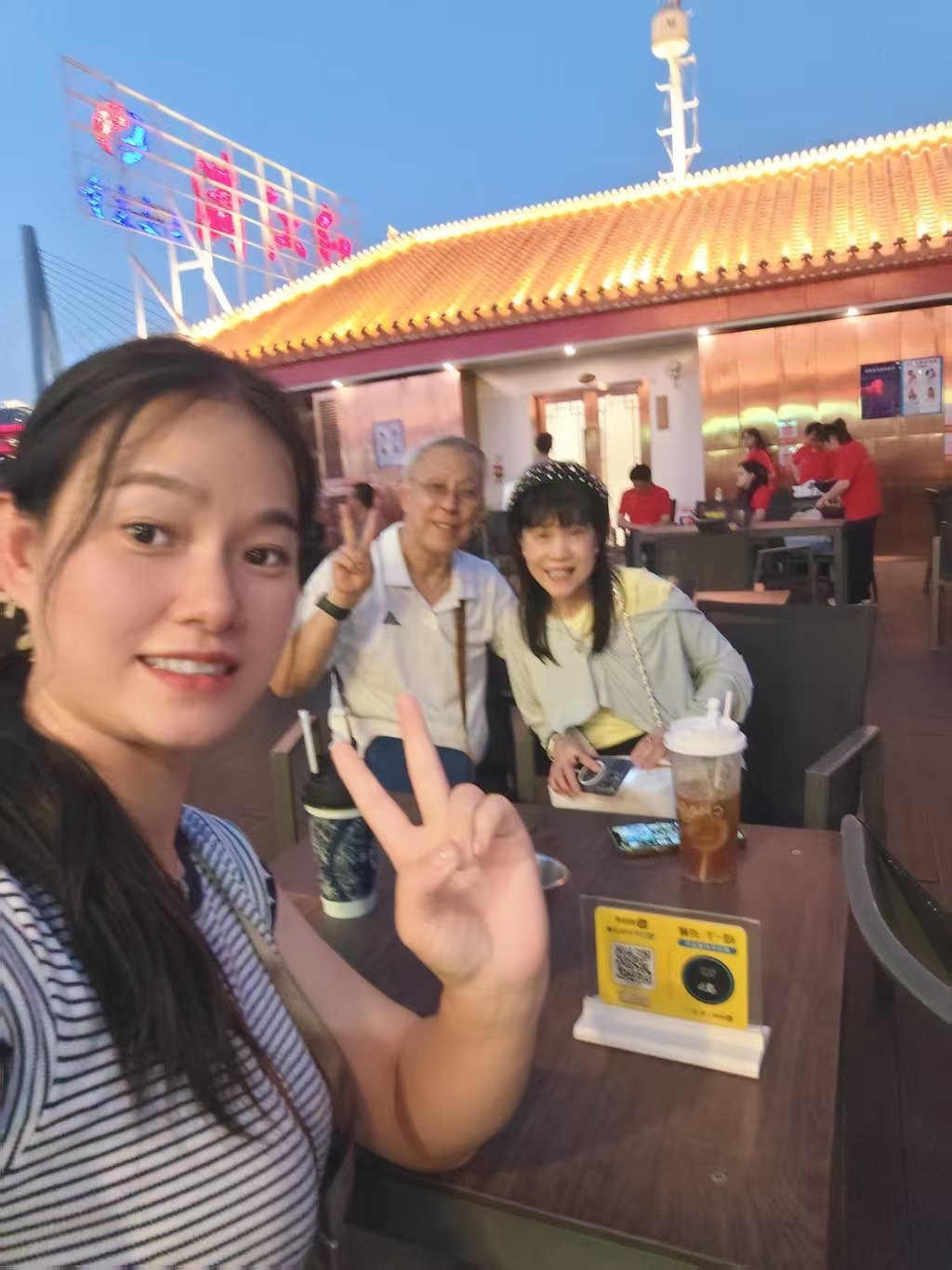 Cena nocturna con clientes de 71Asia Tours en una azotea de Chongqing durante un itinerario a medida