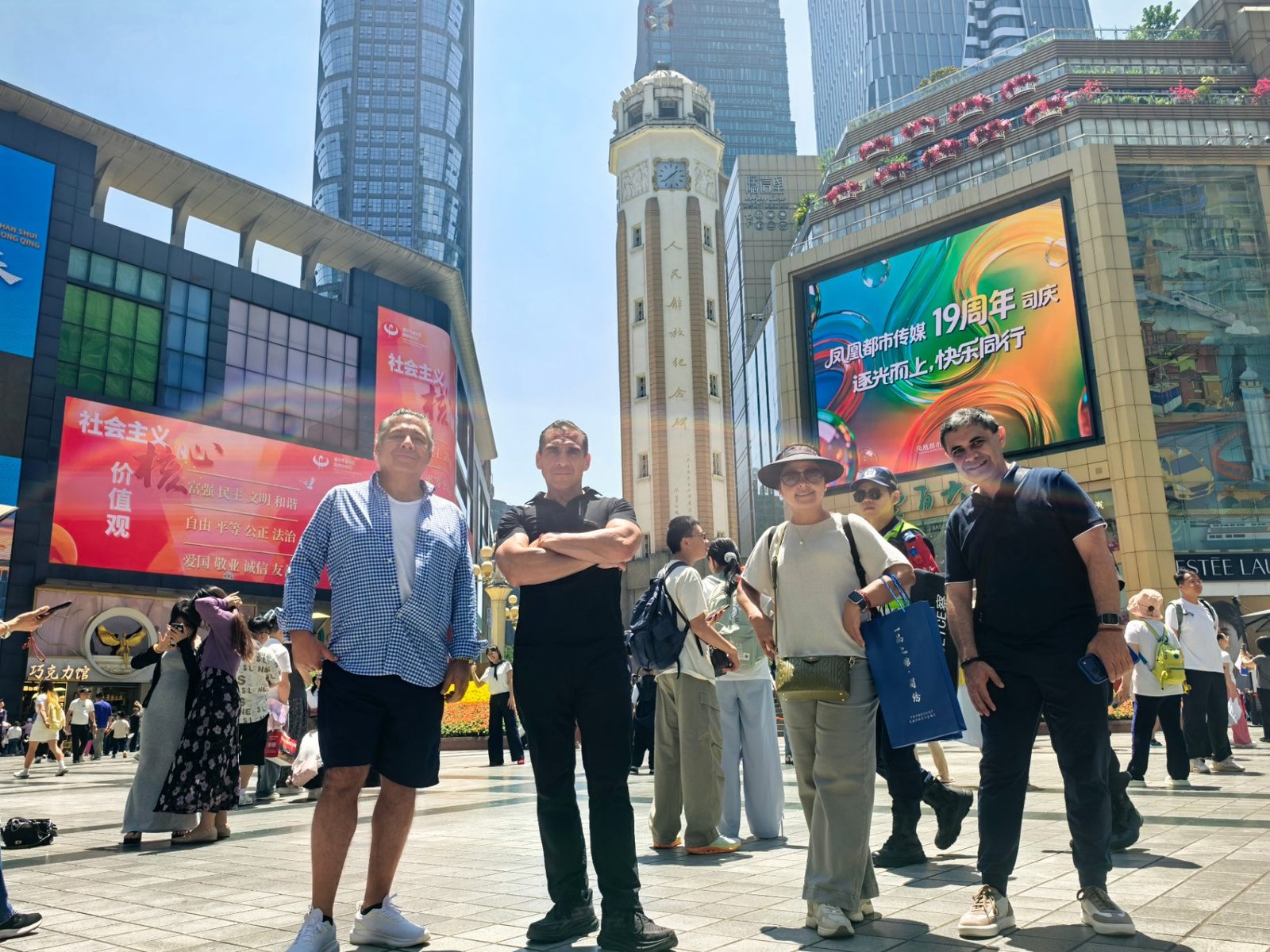 Grupo de viajeros hispanohablantes en la plaza del Jiefangbei de Chongqing durante su viaje a China a medida con 71Asia Tours