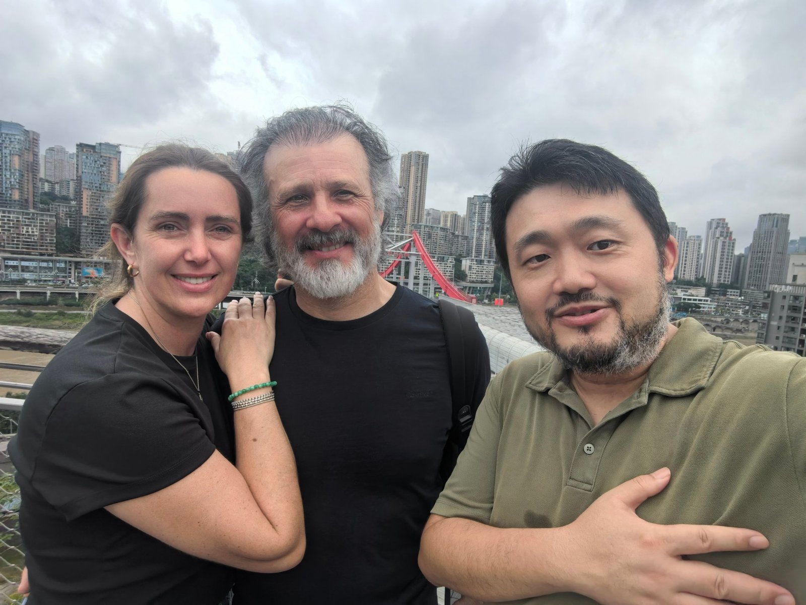 Guía de 71Asia Tours con una pareja española en un mirador sobre los puentes de Chongqing